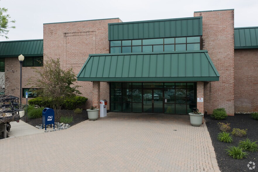 855 Route 146, Clifton Park, NY à louer - Photo du bâtiment - Image 3 de 14