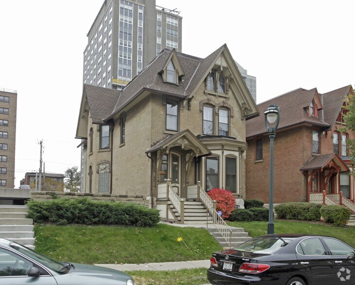 1716 N Farwell Ave, Milwaukee, WI à vendre - Photo principale - Image 1 de 2