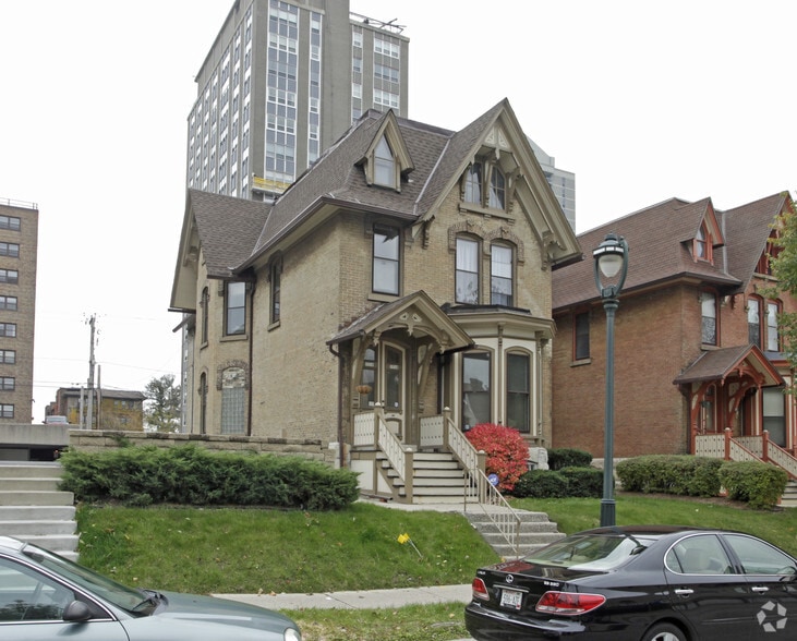 1716 N Farwell Ave, Milwaukee, WI for sale - Primary Photo - Image 1 of 2