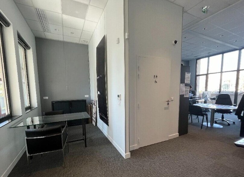 10 Rue Des Cuirassiers, Lyon for lease - Interior Photo - Image 2 of 8