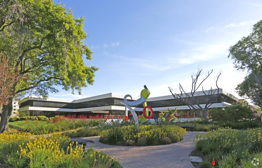 10050 N Wolfe Rd, Cupertino, CA à louer - Photo du bâtiment - Image 2 de 10