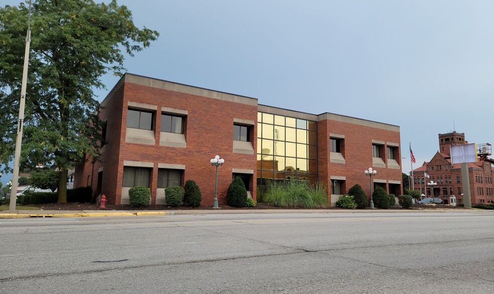 100 S Main St, Monmouth, IL à vendre - Photo principale - Image 1 de 1