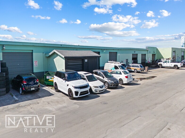 723-731 NW 6th Ave, Fort Lauderdale, FL à louer - Photo du bâtiment - Image 2 de 7