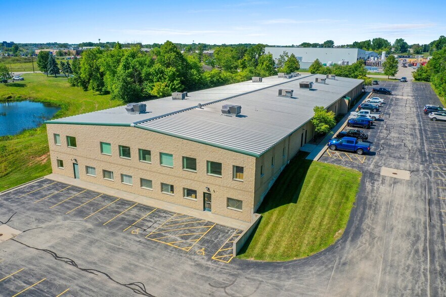 1665 Yellow Briar Dr, De Pere, WI à vendre - Photo du bâtiment - Image 2 de 3