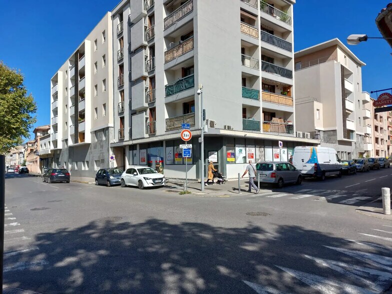 Multifamily in Aubagne for sale - Building Photo - Image 2 of 4