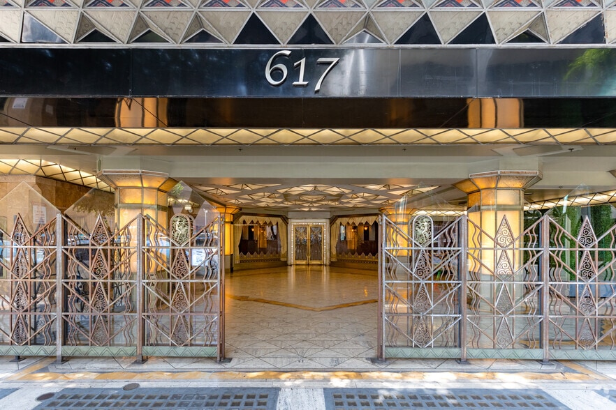 617 S Olive St, Los Angeles, CA à louer - Photo du bâtiment - Image 3 de 6