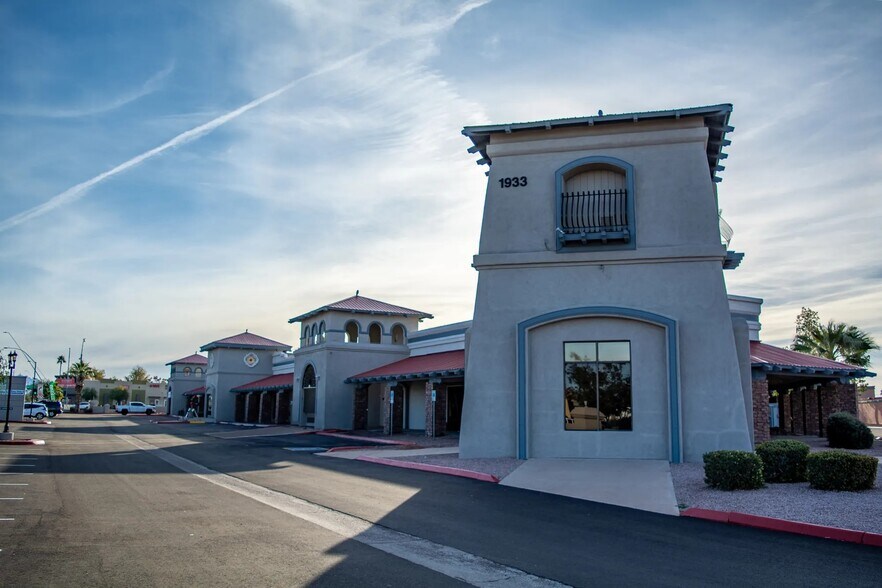 1933 E University Dr, Mesa, AZ à louer - Photo du bâtiment - Image 2 de 13
