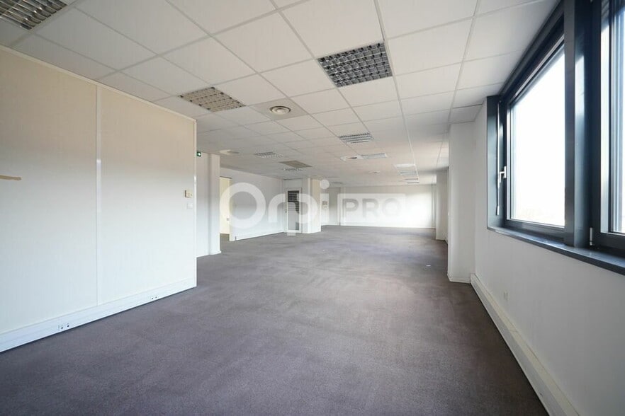 6 Rue De Bretagne, Saint-Quentin-Fallavier for lease - Interior Photo - Image 3 of 12