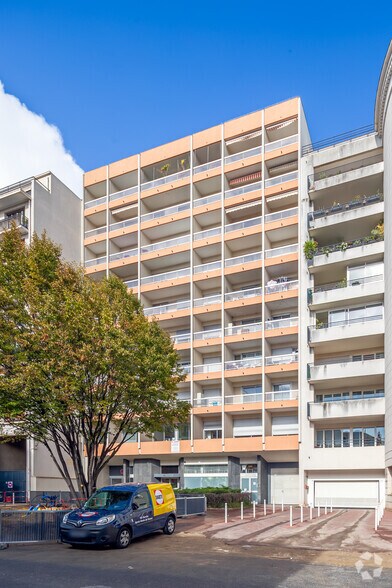 Flex dans Montrouge à louer - Photo du bâtiment - Image 2 de 13