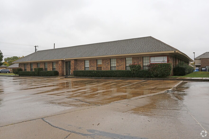2520 Harwood Rd, Bedford, TX à vendre - Photo du bâtiment - Image 2 de 4