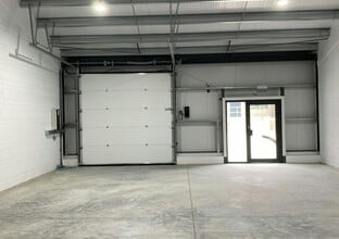 Manor Farm Yard, Upton Grey for lease Interior Photo- Image 1 of 3