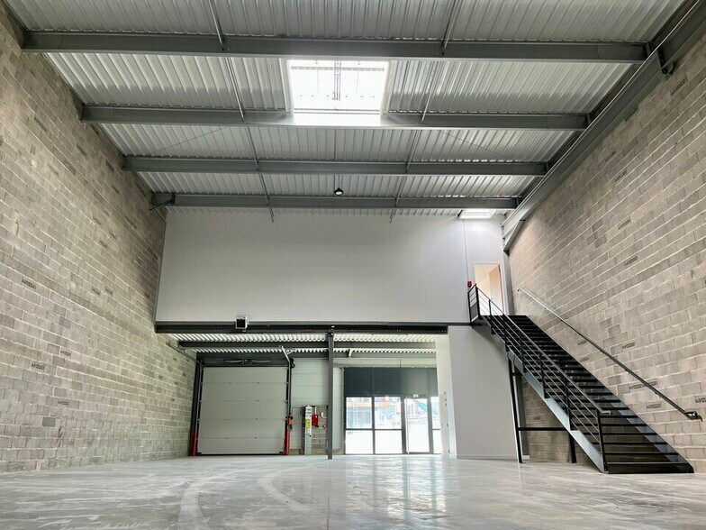 Flex in Le Havre for lease - Interior Photo - Image 1 of 4