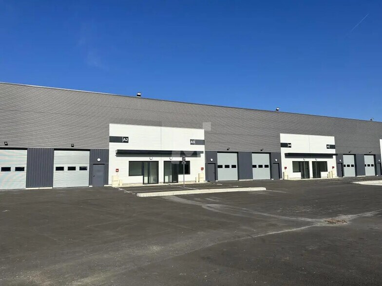 Flex dans Savigny-le-Temple à louer - Photo du bâtiment - Image 2 de 13