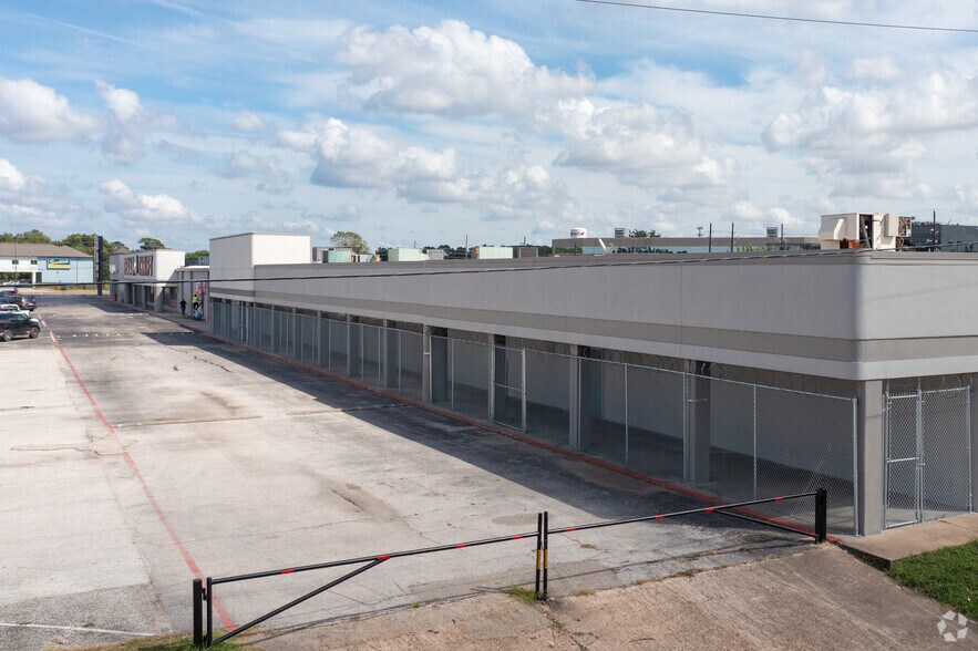 2315-2339 W FM-1960, Houston, TX à louer - Photo du bâtiment - Image 2 de 4