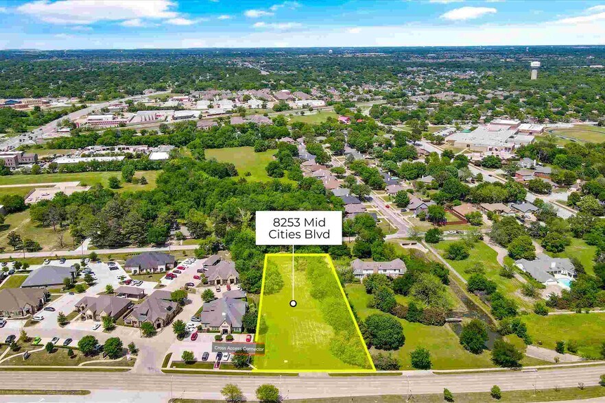 8253 Mid Cities, North Richland Hills, TX à vendre - Photo du bâtiment - Image 1 de 6