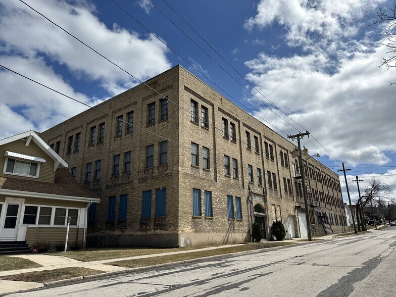 1133 S 16th St, Manitowoc, WI à vendre - Photo du bâtiment - Image 2 de 11