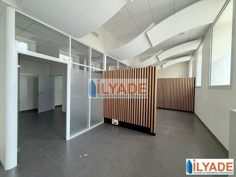 Retail in La Ciotat for lease - Building Photo - Image 3 of 12