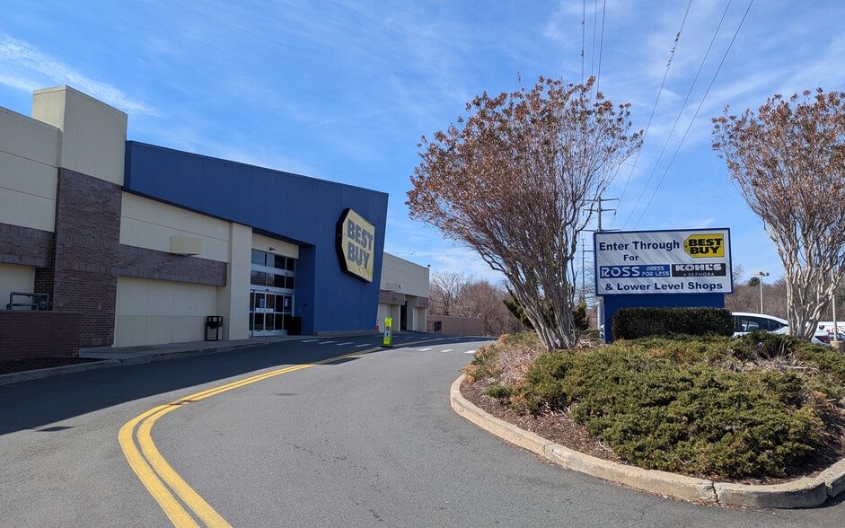 100 Hawley Ln, Trumbull, CT for lease - Building Photo - Image 3 of 15