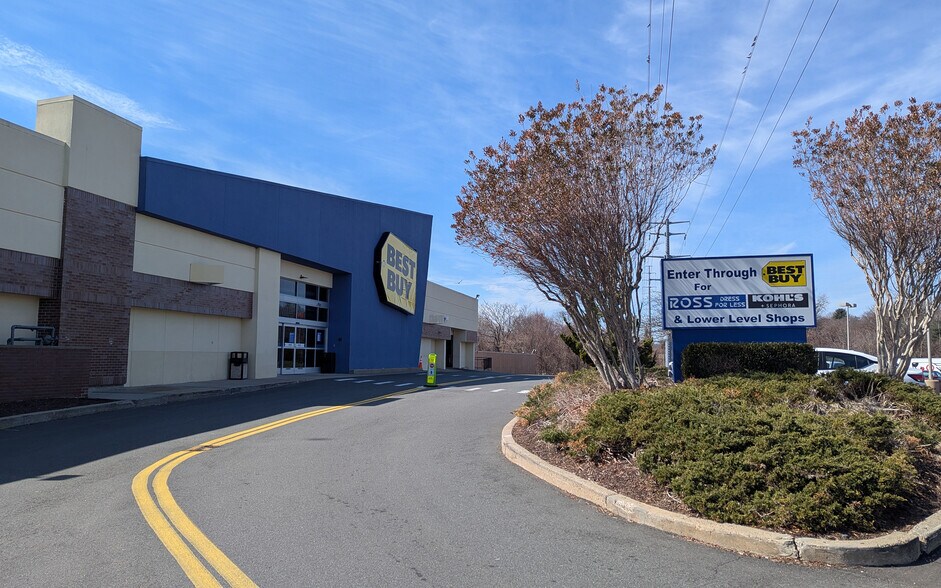 100 Hawley Ln, Trumbull, CT à louer - Photo du bâtiment - Image 3 de 15