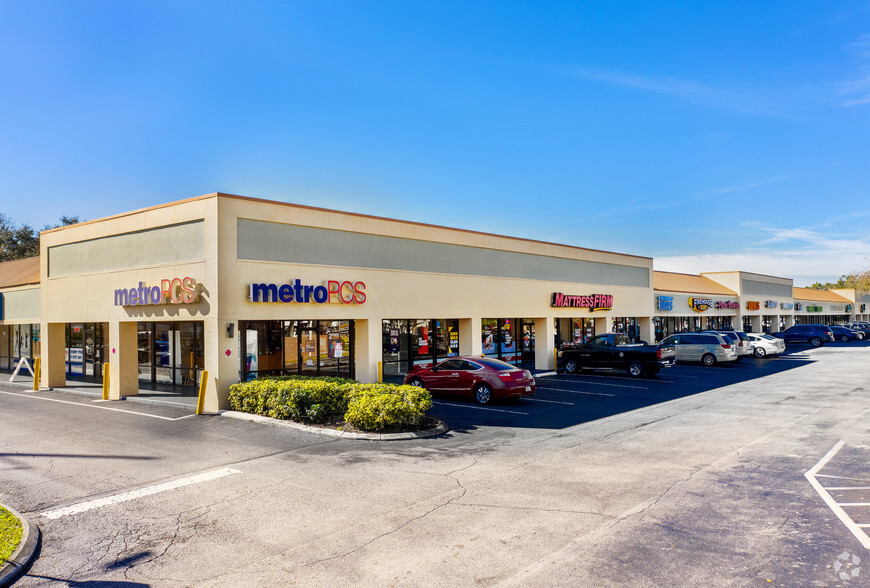 1903-1949 W Brandon Blvd, Brandon, FL for lease - Primary Photo - Image 1 of 6