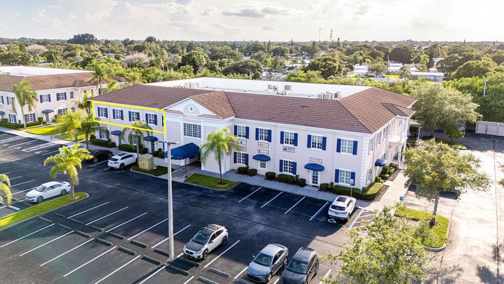1555 Indian River Blvd, Vero Beach, FL for lease - Building Photo - Image 1 of 45