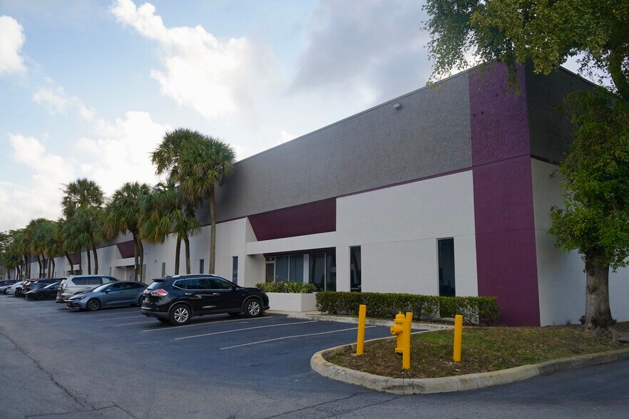 4100 N Powerline Rd, Pompano Beach, FL à louer - Photo du bâtiment - Image 2 de 9