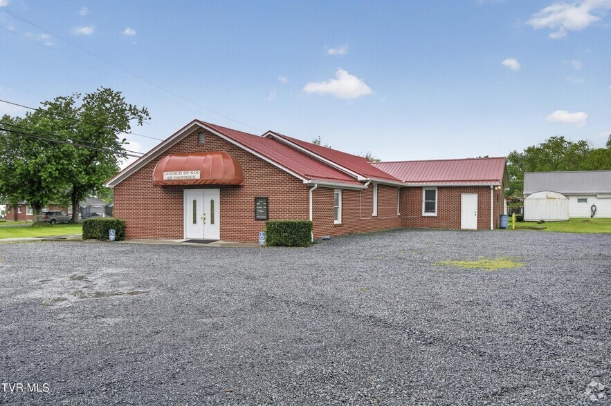 302 Crescent Dr, Glade Spring, VA for sale - Building Photo - Image 2 of 19