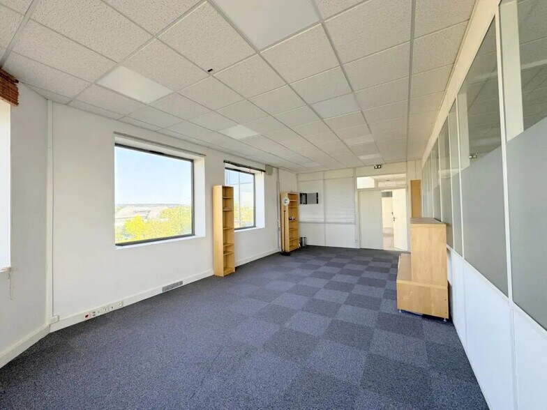 Office in Poissy for lease - Building Photo - Image 2 of 13
