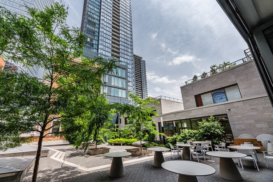 1268 Rue Saint-Antoine O, Montréal, QC for sale - Building Photo - Image 2 of 32