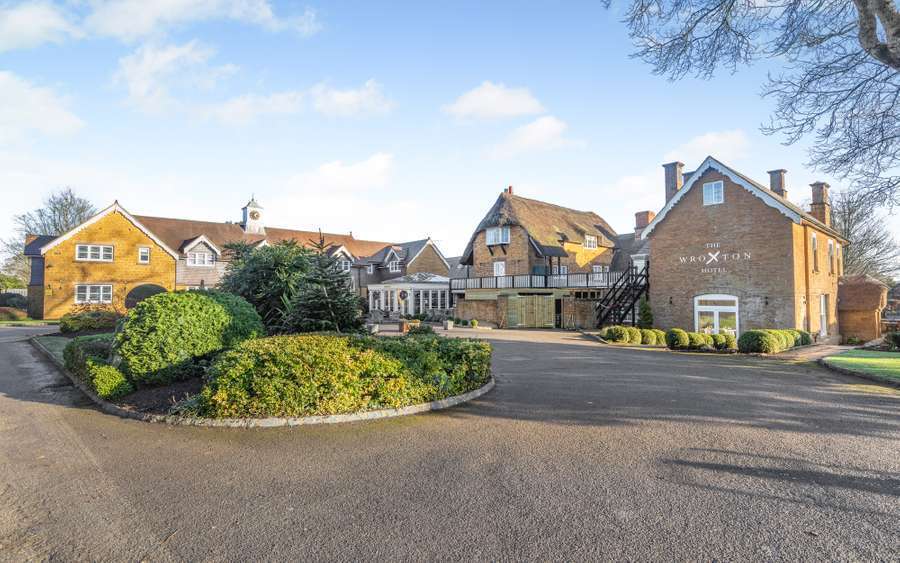 4 Wroxton, Wroxton for sale - Building Photo - Image 1 of 10
