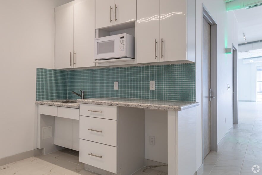 5634 Westpark Dr, Houston, TX à louer - Photo du bâtiment - Image 2 de 9