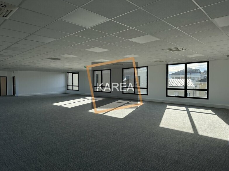 Office in Bussy-Saint-Georges for lease - Interior Photo - Image 2 of 5