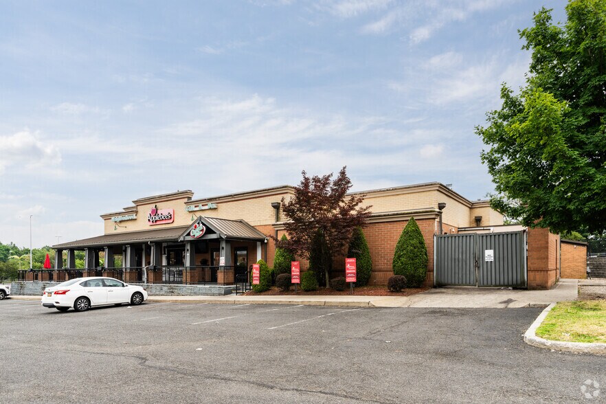 2720 Veterans Rd W, Staten Island, NY for sale - Building Photo - Image 2 of 2