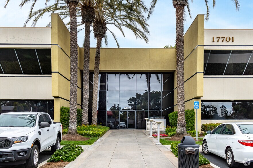 17701 Cowan, Irvine, CA à vendre - Photo du bâtiment - Image 3 de 22