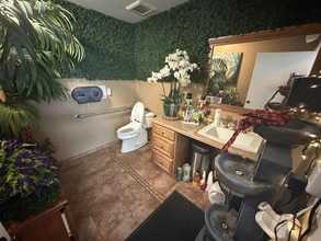 2250 Palm Beach Lakes Blvd, West Palm Beach, FL for lease Interior Photo- Image 2 of 9