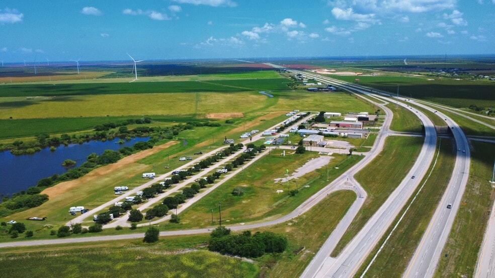 10736 N Interstate Highway 37, Mathis, TX à vendre - Vidéo sur l’inscription commerciale - Image 2 de 24