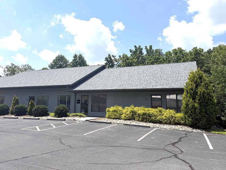 926 W Oakland Ave, Johnson City, TN for lease - Building Photo - Image 2 of 8