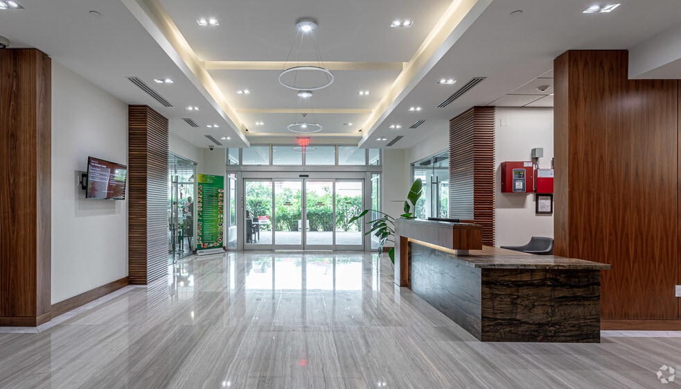 323 Sunny Isles Blvd, Sunny Isles Beach, FL for lease - Lobby - Image 3 of 15