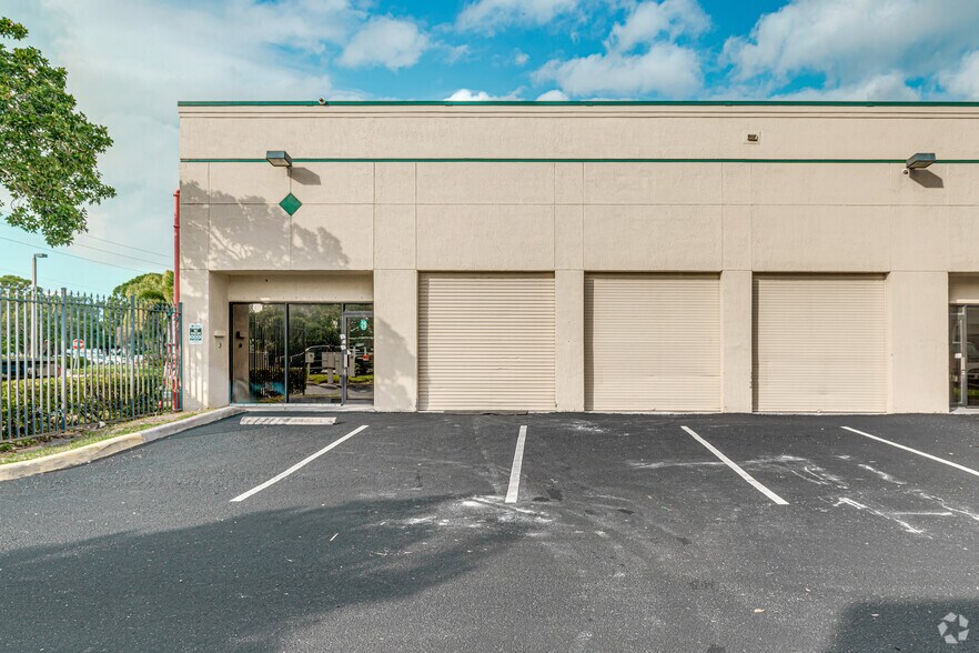 1100 Barnett Dr, Lake Worth, FL à louer - Photo du bâtiment - Image 2 de 5