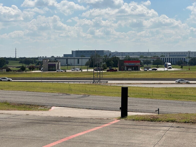 3111 S Travis St, Sherman, TX à louer - Photo du bâtiment - Image 3 de 16