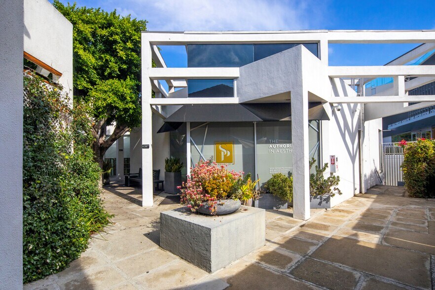 638-644 N Robertson Blvd, West Hollywood, CA à louer - Photo du bâtiment - Image 3 de 11