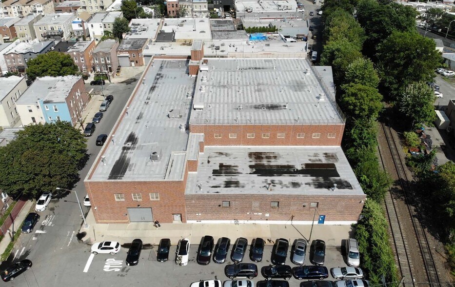 70-10 74th St, Middle Village, NY à louer - Photo du bâtiment - Image 3 de 8