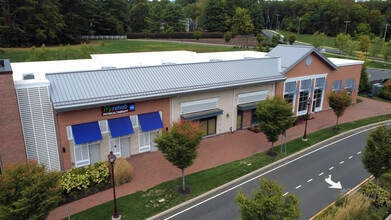 21 Ensign Dr, Avon, CT à louer Photo du bâtiment- Image 1 de 3