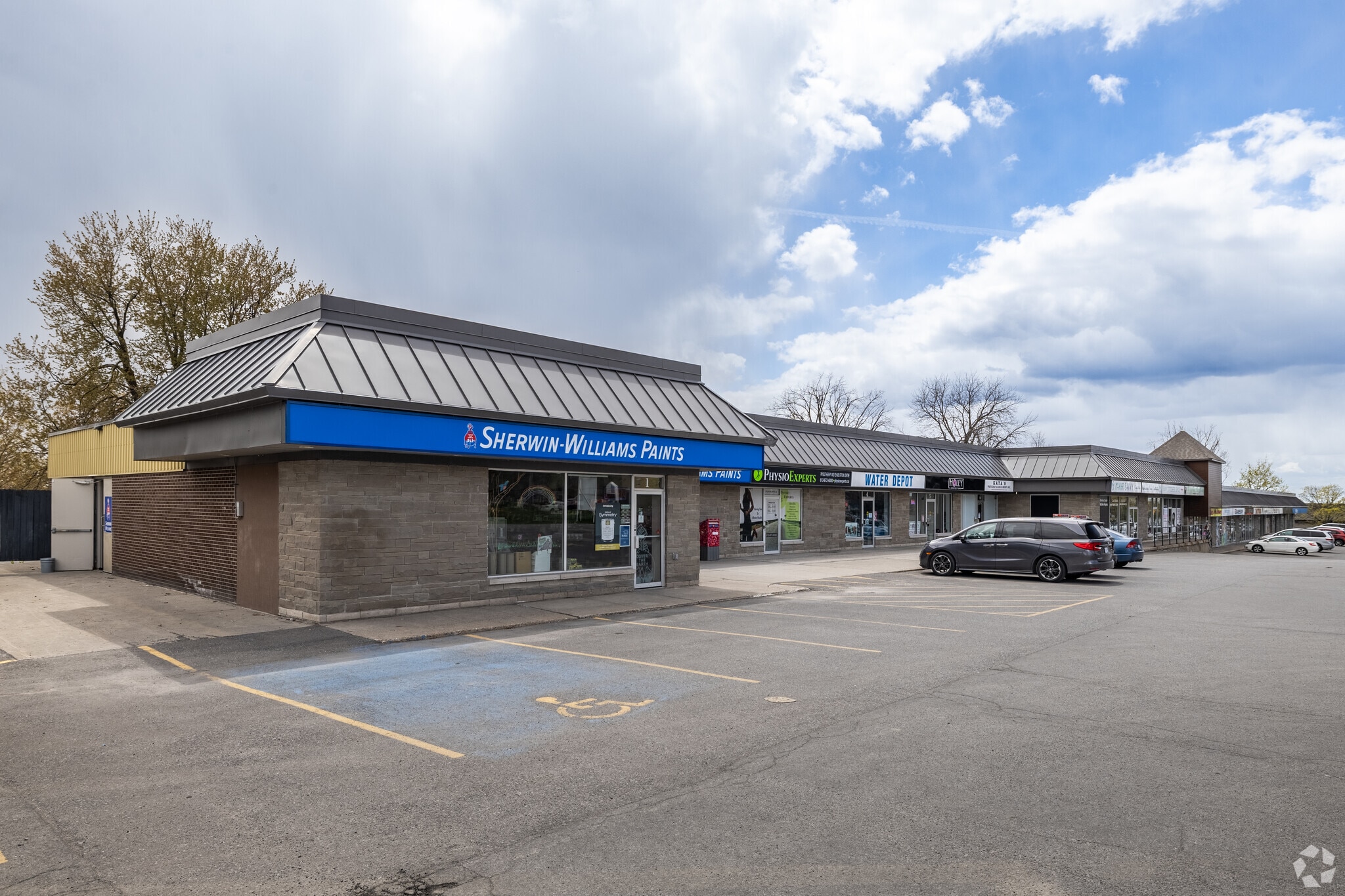 462 Hazeldean Rd, Ottawa, ON for lease Primary Photo- Image 1 of 3