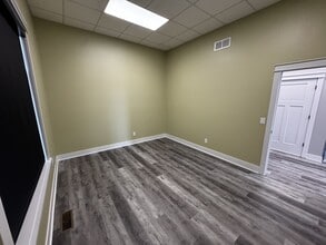 7115 Kentwell Ln, Lincoln, NE for lease Interior Photo- Image 2 of 2