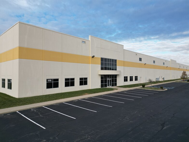 998 Gerdt Ct, Greenwood, IN à vendre - Photo du bâtiment - Image 2 de 8