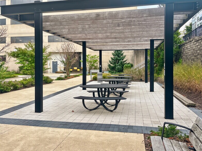 150 Monument Rd, Bala Cynwyd, PA à louer - Photo du bâtiment - Image 3 de 15