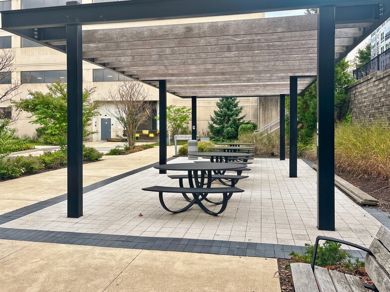 150 Monument Rd, Bala Cynwyd, PA à louer - Photo du bâtiment - Image 3 de 15