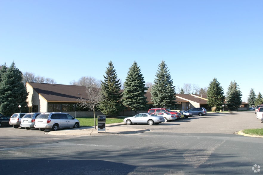 4205 Lancaster Ln N, Plymouth, MN à vendre - Photo du bâtiment - Image 2 de 49