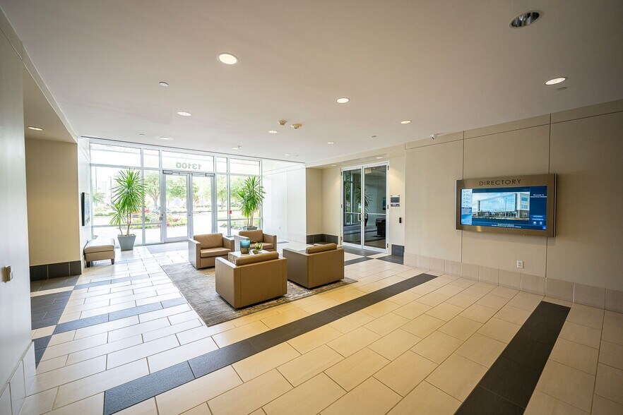 13100 Wortham Center Dr, Houston, TX à louer - Photo du bâtiment - Image 3 de 7